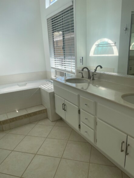 Building Photo - 28095 Aspenwood Way