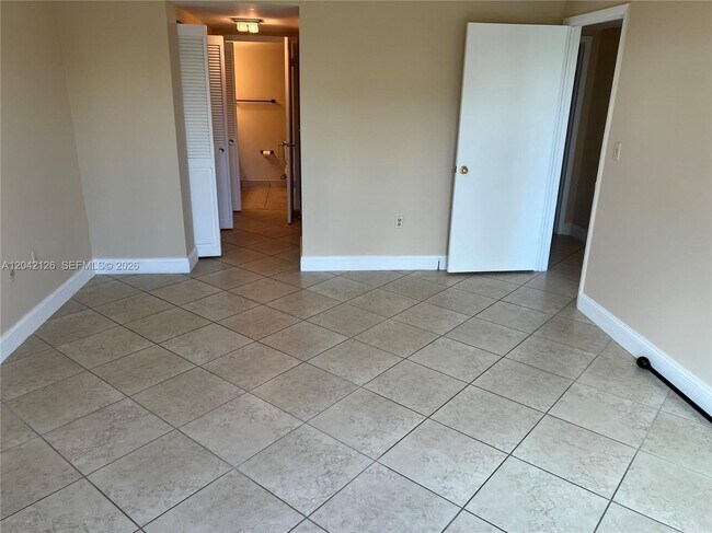 Building Photo - 919 Hillcrest Dr