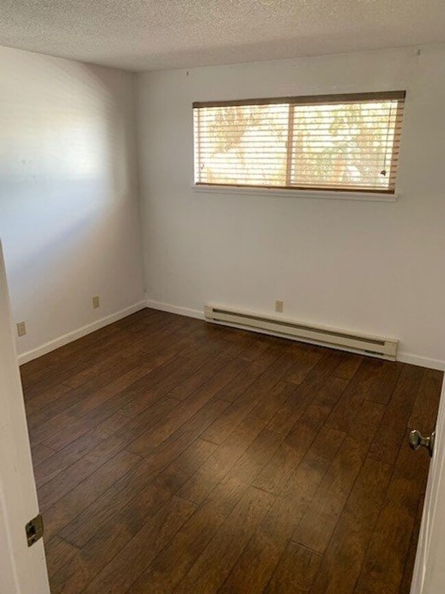 Building Photo - 2 Bed/1 Bath SE Bend Condo with Single Car...