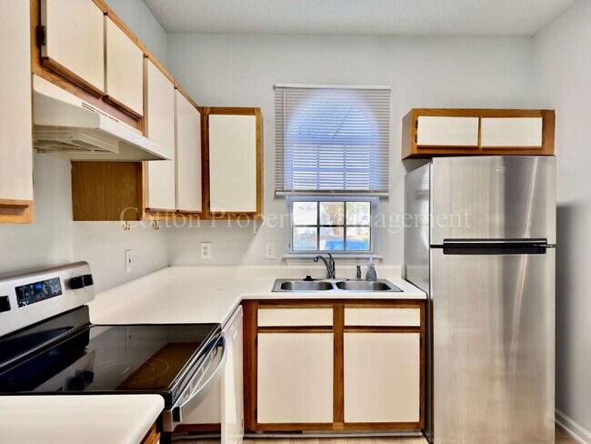 Building Photo - Updated 2BR/2BA First Floor Condo in Midto...