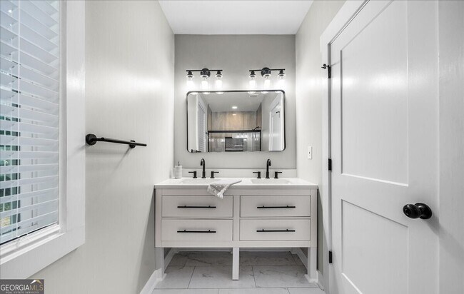 Building Photo - 1453 Lockwood Dr SW