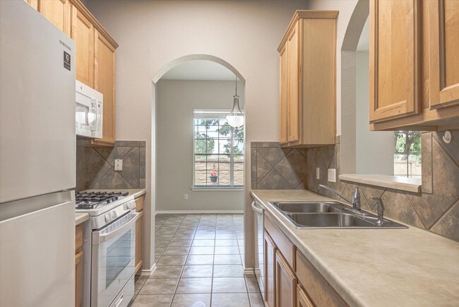 Building Photo - 16100 S Great Oaks Dr