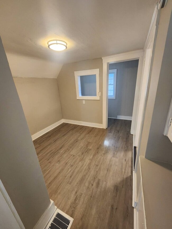 Building Photo - Charming 2-Bedroom Property in Prime Location