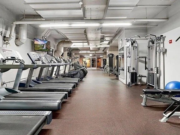 Building Photo - 565 W Quincy St