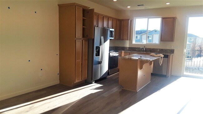 Building Photo - spacious 2 bedroom and 2.5 bath newer town...