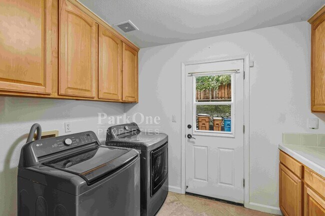 Building Photo - Beautiful Home in Peacock Creek