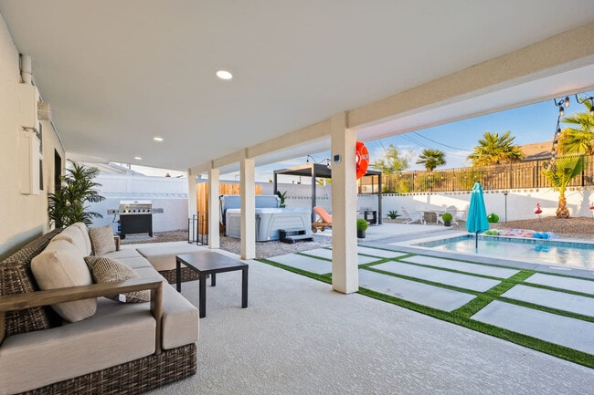 Building Photo - 131 Mescal Loop