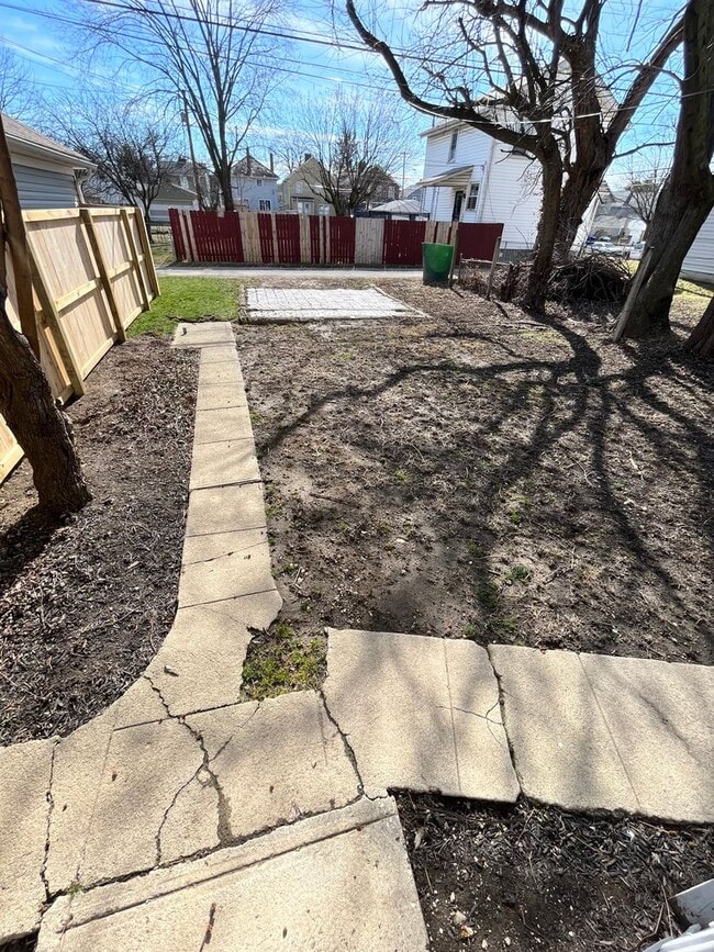 Building Photo - Recently renovated 2 bedroom 1.5 bathroom ...