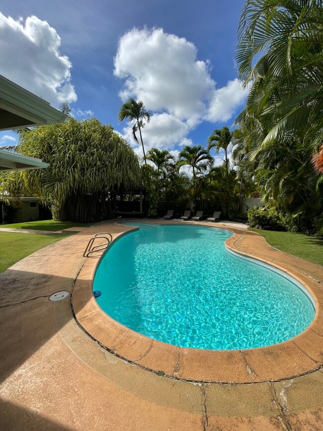 Building Photo - 456 Portlock Rd