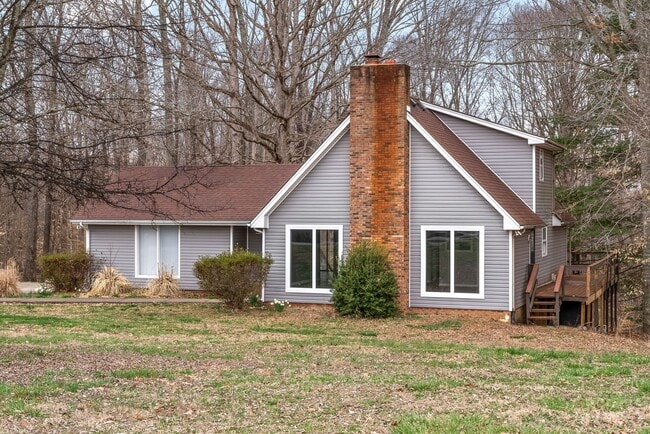 Building Photo - Lovely home on beautiful wooded corner lot