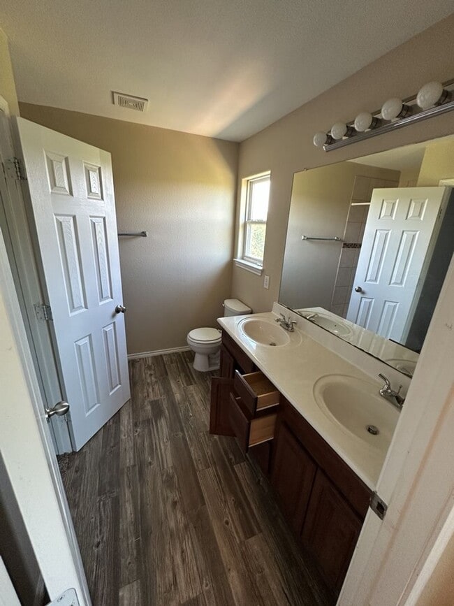 Building Photo - AVAILABLE NOW!