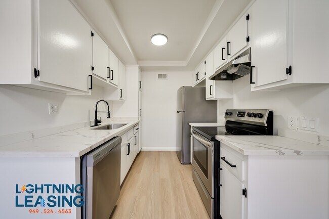 Building Photo - 14632 Magnolia-204D