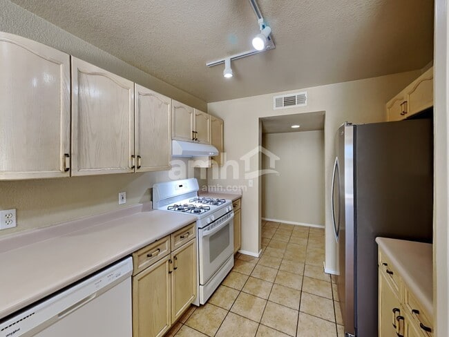 Building Photo - 8005 Sandmark Dr