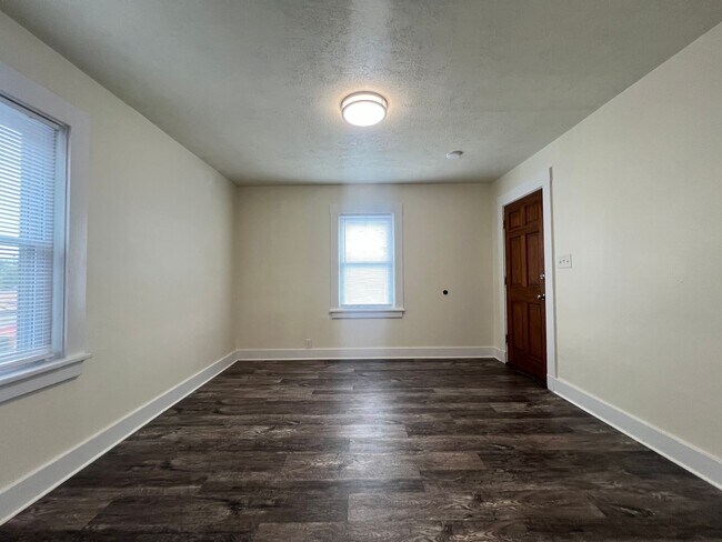 Building Photo - Updated 1BR Apartment