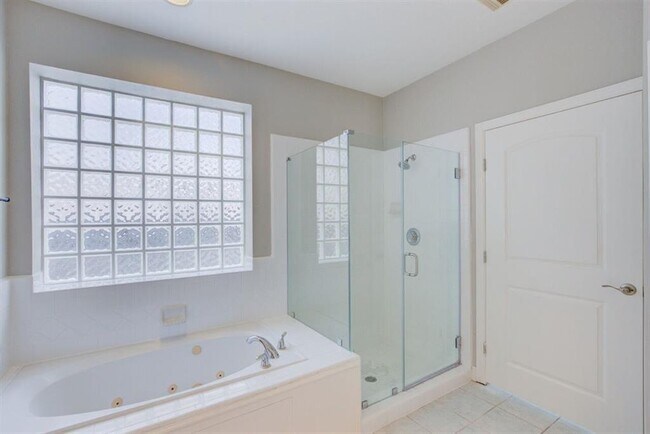 Building Photo - 12310 Lakeshore Ridge Ct