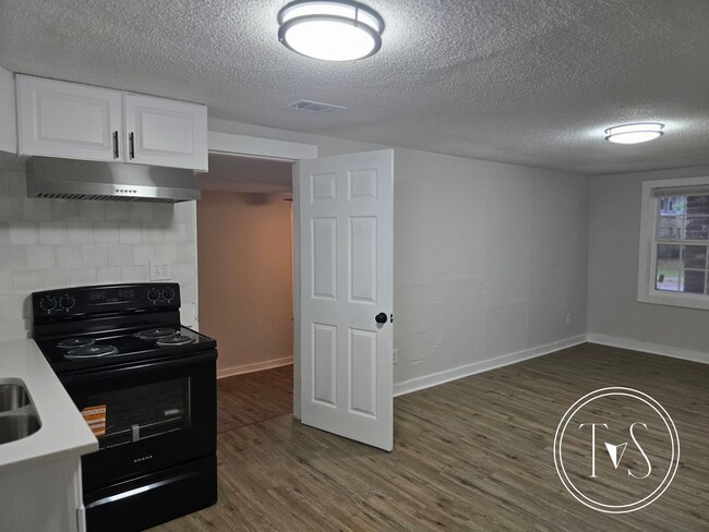 Building Photo - Move-in ready NOW!