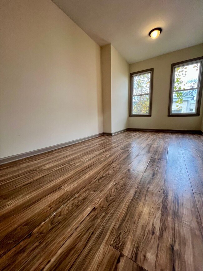 Building Photo - Spacious 4-Bedroom Townhome Near Temple! Available NOW!