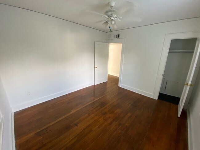 Building Photo - 702 Maupas Ave