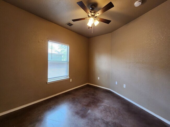 Building Photo - 3/2/1 Duplex w/ Stained Concrete Floors Th...