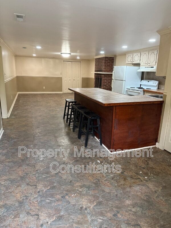 Building Photo - 2804 E 18th Ave