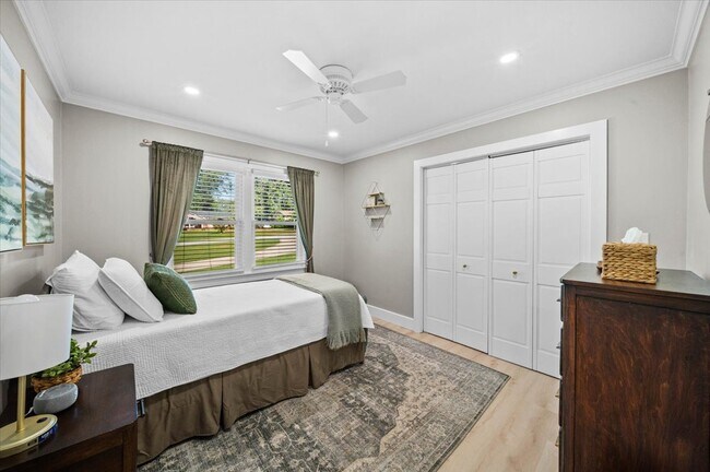 Building Photo - 103 Poinsettia Dr