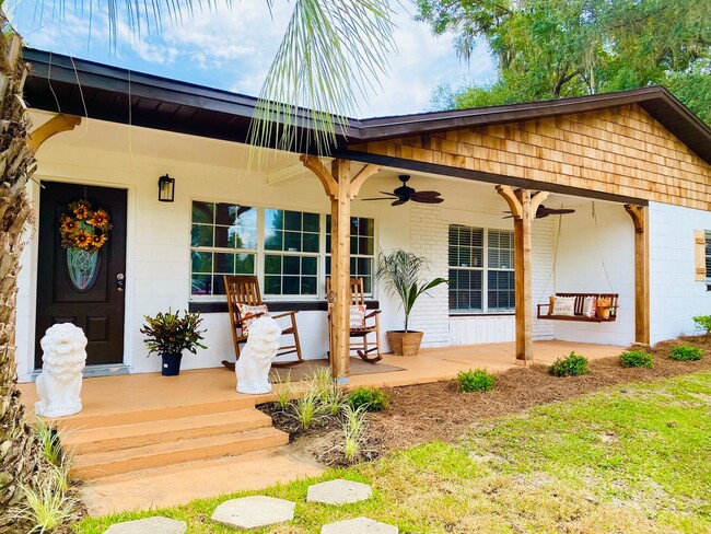 Building Photo - SPACIOUS HOME ON ACREAGE