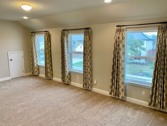 Building Photo - Gorgeous 5 bedroom home. Spacious and Elegant!