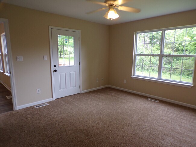 Building Photo - 1425 Hammerhill Rd
