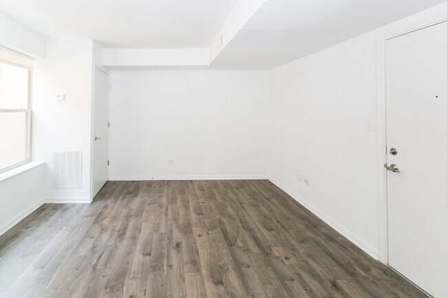 Building Photo - 925 W Carmen Ave