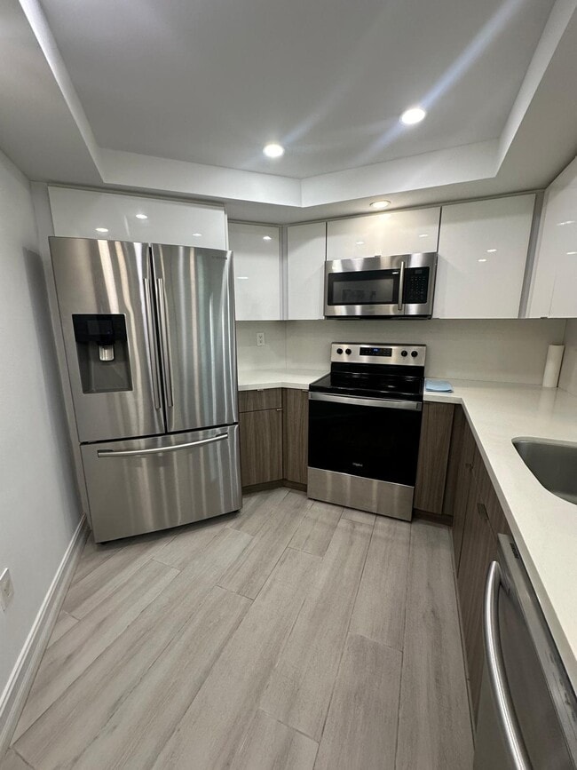 Building Photo - 9725 Fontainebleau Blvd