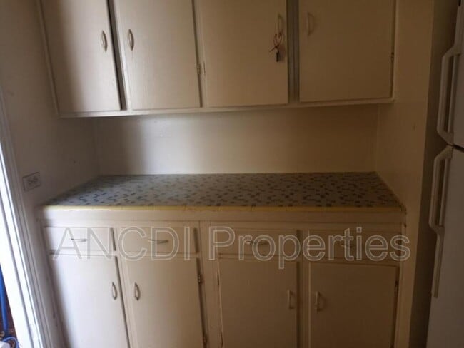 Building Photo - 703 Spring St