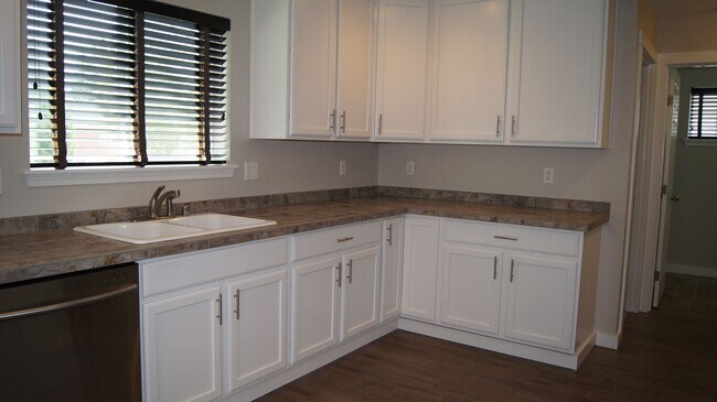 Building Photo - Lovely, upgraded DuPont home