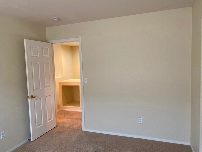 Building Photo - Beautiful & spacious home on an oversized ...
