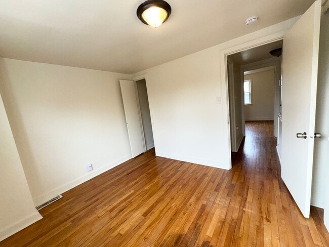 Building Photo - 2 Bedroom Townhome.