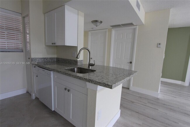 Building Photo - 2890 N Oakland Forest Dr