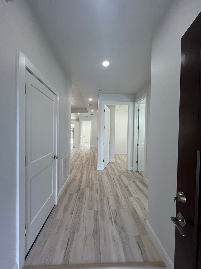 Building Photo - BEAUTIFUL BRAND NEW DUPLEX!!