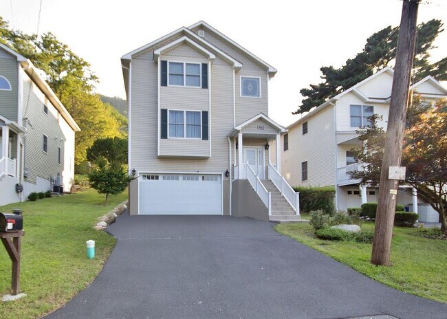 Primary Photo - 150 Clove Ave