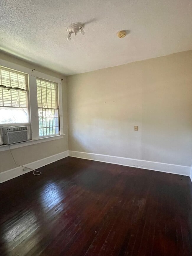 Building Photo - Melrose Heights