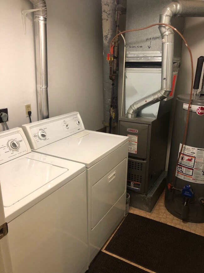 Building Photo - Main Floor Condo Available September 1, Up...