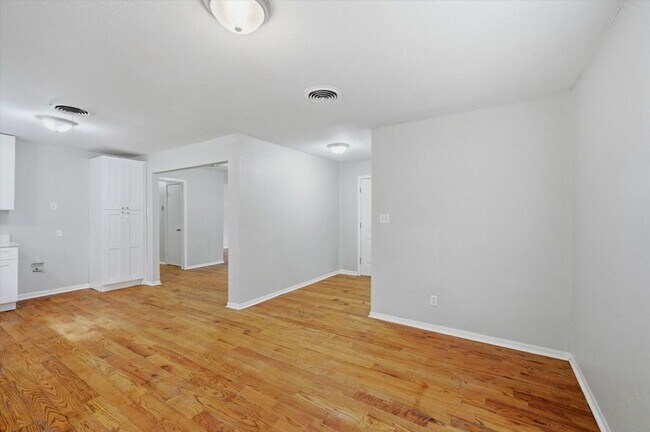 Building Photo - 2521 Hickory St