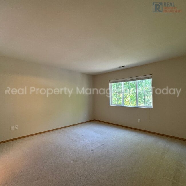 Building Photo - 3 Bedroom With Large Bonus Room!