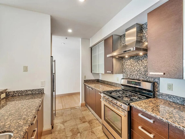 Building Photo - 368 Elm St