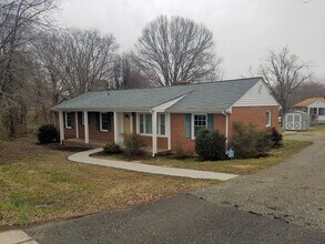 Building Photo - Large 3 bedroom brick rancher with 1.5 bathrooms.