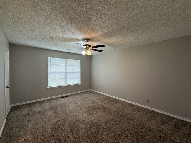 Building Photo - Welcome to your new home on this great corner lot with 3 bedrooms and 2 baths in Owasso!