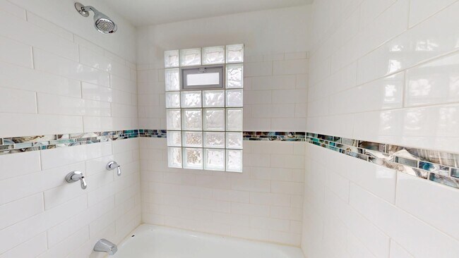 Building Photo - 2 bedroom/1 bath (upper unit)- 1ST MONTH FREE IF LEASE SIGNED BY 10/15