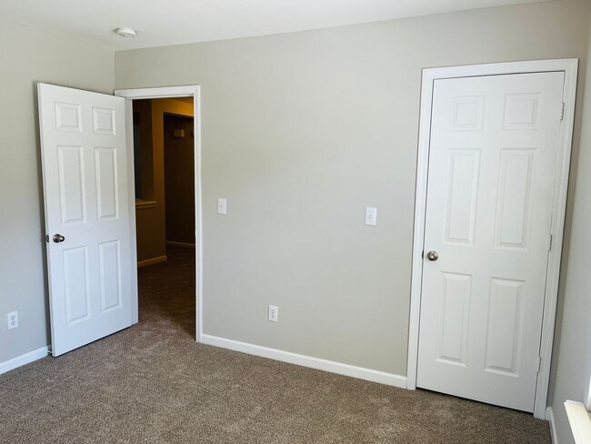 Building Photo - Prime location, lots of extra sqft, fenced...