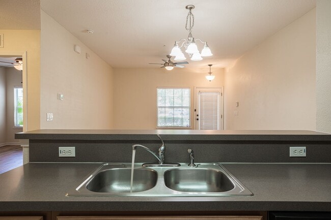 Building Photo - Adorable updated 1st floor condo