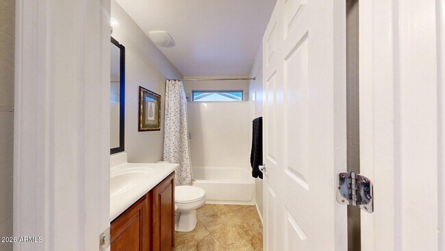 Building Photo - 3272 E Meadowview Dr