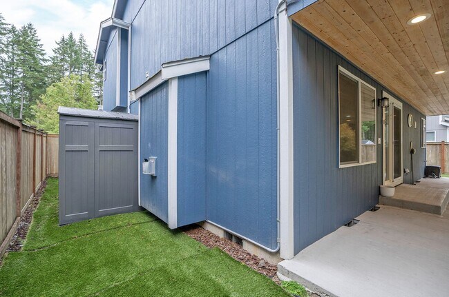 Building Photo - Charming 3BR/2.5BA in Desirable Gig Harbor...