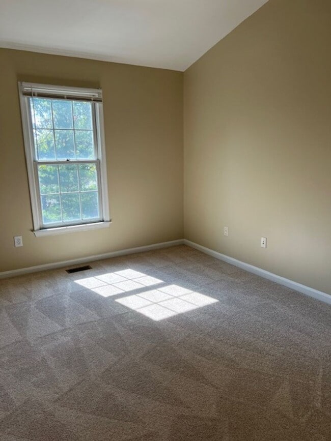 Building Photo - LUXURIOUS MAGRUDER BUILT TOWNHOME